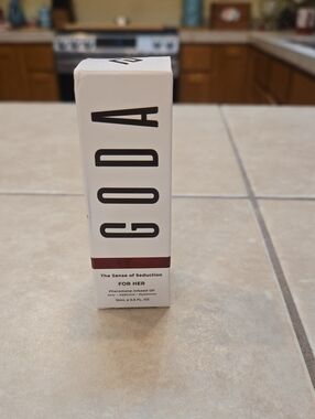 Goda-pheromone-Infused Body Oil for Her — White & Brown